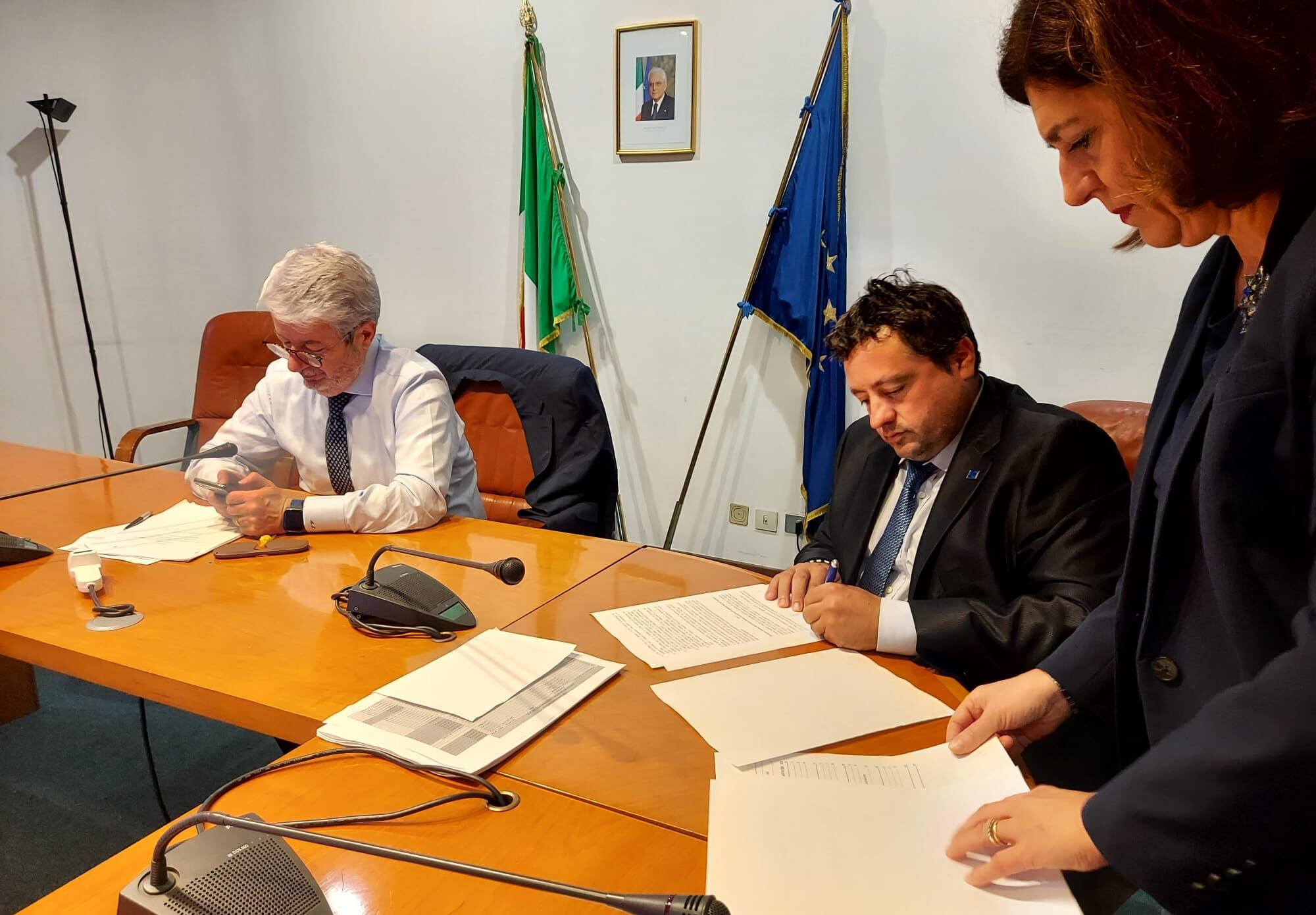 Immagine di copertina di: Scuola, firmato l’accordo per il rinnovo del contratto: aumento medio di 100 euro e 3mila di arretrati