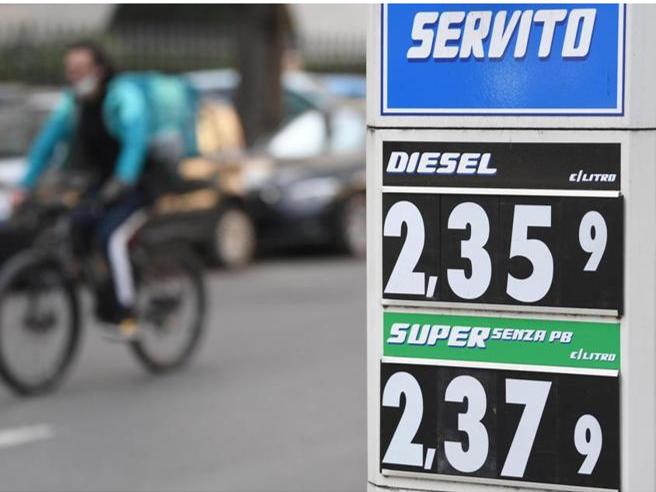 Immagine di copertina di: Caro carburanti, Gaburro( Federagenti Cisal): “Chiediamo controlli su prezzi medi”